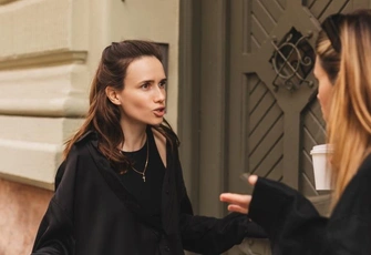 «Подруга обиделась на то, что я не пригласила на день рождения ее парня»: личный опыт читательницы и комментарий психолога