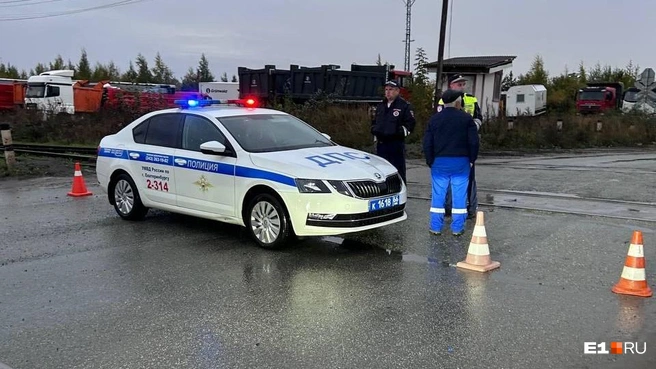 На месте дежурят инспекторы ДПС | Источник: читательница E1.RU