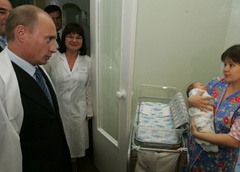 Путин в помощь: какие новые выплаты ждут молодых мам