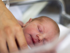 «Младенцев защищает плацента»: акушер-гинеколог о возможности заражения коронавирусом еще не родившихся детей