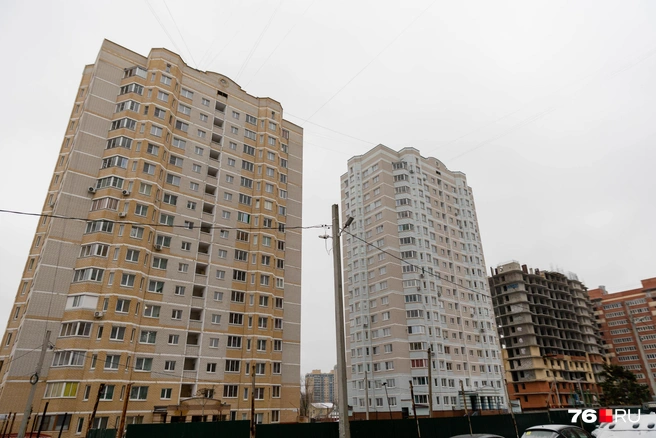 Дома расположены относительно близко друг к другу | Источник: Артем Бауман \ 76.RU