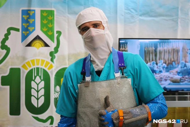В полной амуниции сотрудник мясного завода чем-то похож на рыцаря | Источник: Игорь Епифанцев / NGS42.RU