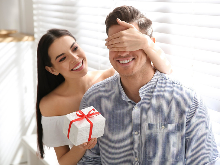Притянете развод и ссоры: какие подарки никогда нельзя дарить мужу на Новый год