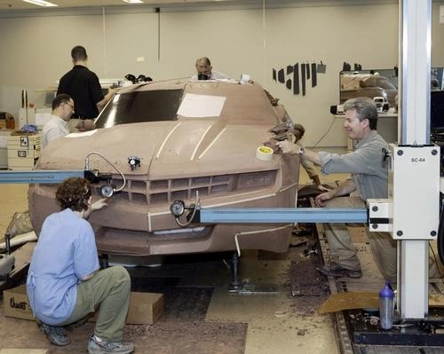 Архивный снимок: работа над полноразмерной моделью будущего Camaro | Источник: пресс-служба Chevrolet