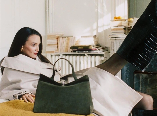 Звезда «Белого лотоса» Шарлотта Ле Бон в образе матери Симона Порта Жакмюса — кампейн сумки Valérie