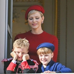 Самые дружные брат и сестра: княжеская семья Монако опубликовала новые портреты принца Жака и принцессы Габриэллы в честь 11-летия наследников