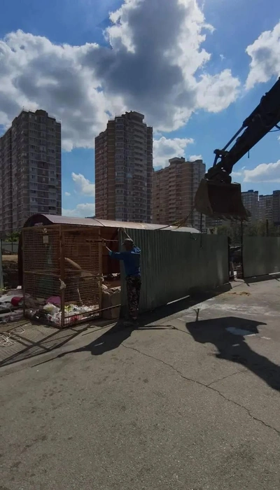 Рабочие демонтировали мусорные баки перед началом стройки | Источник: предоставлено местными жителями