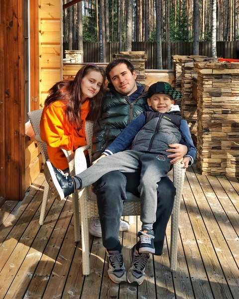 Александр Кержаков с дочерью и старшим сыном 