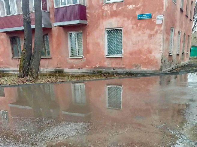 В Иркутске прорвало трубу и затопило дорогу | Источник: Красный Иркутск / T.me