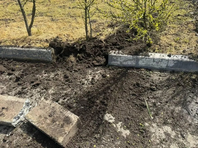В этом месте автобус наехал на бордюр | Источник: Полиция Краснодара / T.me