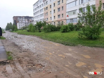Власти планируют отремонтировать улицу в ближайшие годы | Источник: читательница 76.RU