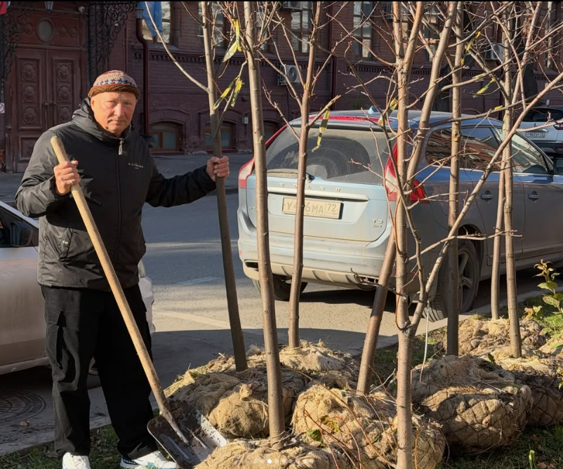 «Хочется запомнить этот день». В Тюмени приехал известный артист — что он делал в нашем городе?