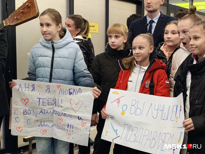 И юные фанаты, которые развернули плакаты | Источник: Дмитрий Бондарев / MSK1.RU