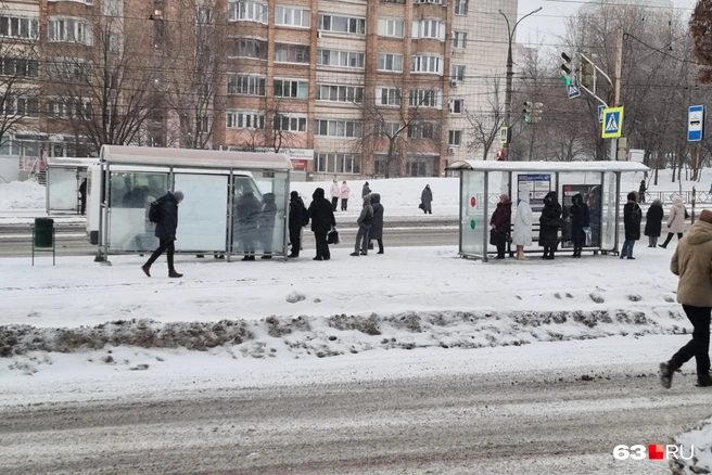 Движение троллейбусов и трамваев встало. На остановках стояли десятки людей | Источник: Роман Данилкин / 63.RU