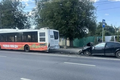 Волгоград: автомобиль врезался в автобус, пассажирка погибла