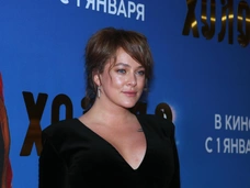 Обвиненная в контрабанде наркотиков Аглая Тарасова пришла в суд вместе с мамой Ксенией Раппопорт: онлайн-трансляция