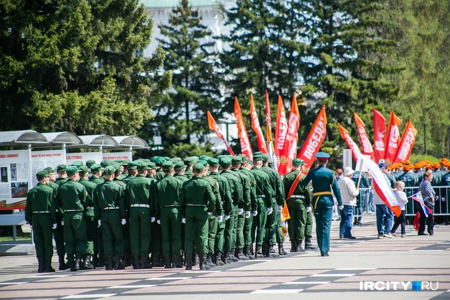 Участники парада ожидают своего выхода | Источник: Ксения Филимонова / «ИрСити»