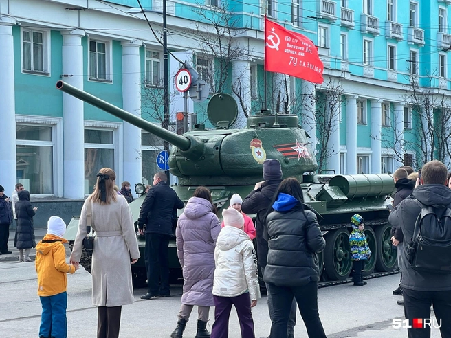 Участие Т-34 — уже традиция, в прошлом году этот танк тоже украсил собой праздник | Источник: Александра Балаба / 51.RU