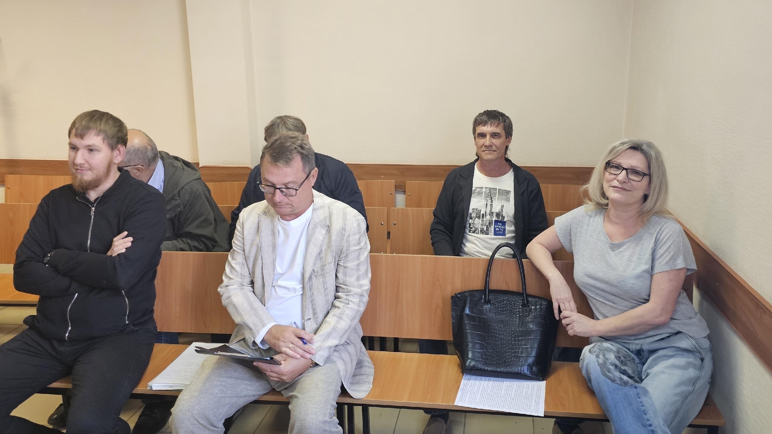 «Держала за золотую цепь»: в Кургане свидетель рассказал, как Марина Камшилова пыталась защитить св…