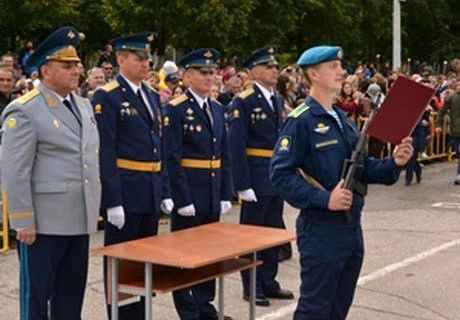 534 курсанта Рязанского училища ВДВ приняли присягу | ya62.ru