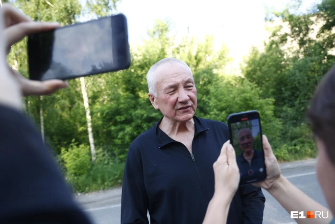 Контеев ответил на вопросы журналистов сразу после выхода из колонии | Источник: Владислав Лоншаков / E1.RU