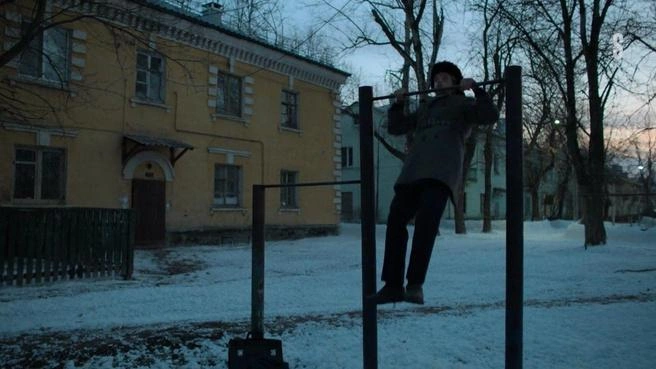 Пальто, так звали главного героя, подтягивается на фоне знакомых домов | Источник: кадр из сериала «Слово пацана. Кровь на асфальте» (18+), реж. Жора Крыжовников, 2023, STAR
