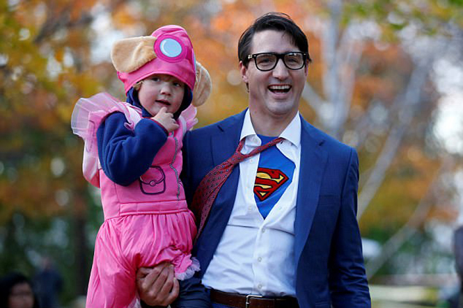 Настоящий Супермен: почему Джастин Трюдо встретил Хэллоуин в образе Кента Кларка