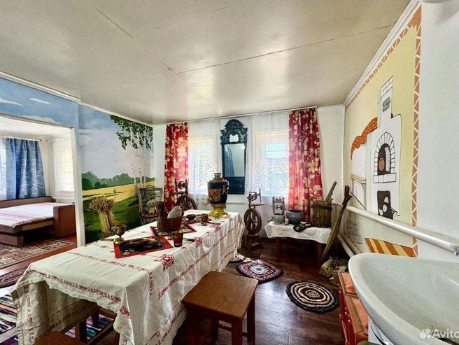 Среди вариантов аренды встречаются дома с традиционным русским интерьером | Источник: Авито