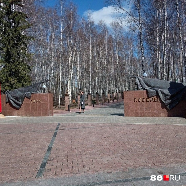 На входе в «Парк Победы» тоже встречаются украшения | Источник: Мария Гришкина / 86.RU