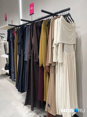 Много интересных моделей платьев  | Источник: Алёна Золотухина / NGS.RU 