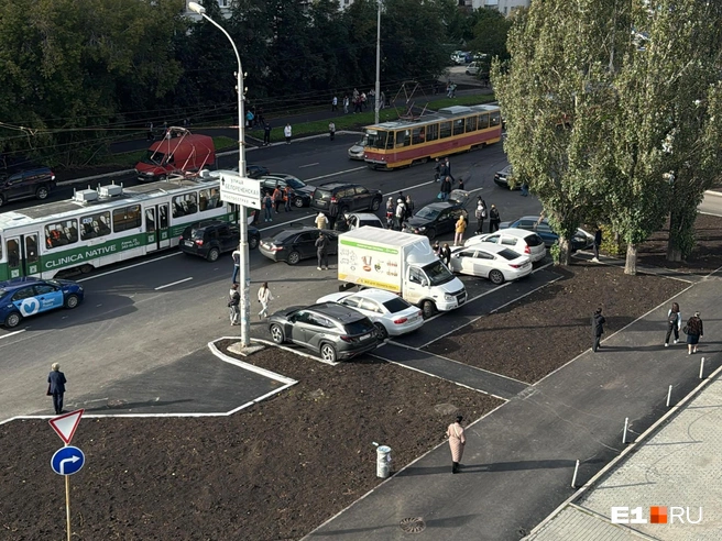 На месте аварии скопилось много людей | Источник: читатель E1.RU