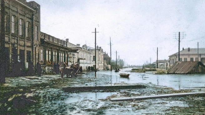 Вода стала уходить, но оставила после себя полное безобразие, разброд и шатание | Источник: Курганский областной краеведческий музей
