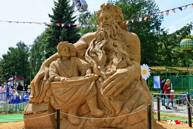 Рассматривать мельчайшие детали, созданные скульпторами, можно бесконечно | Источник: Михаил Шилкин