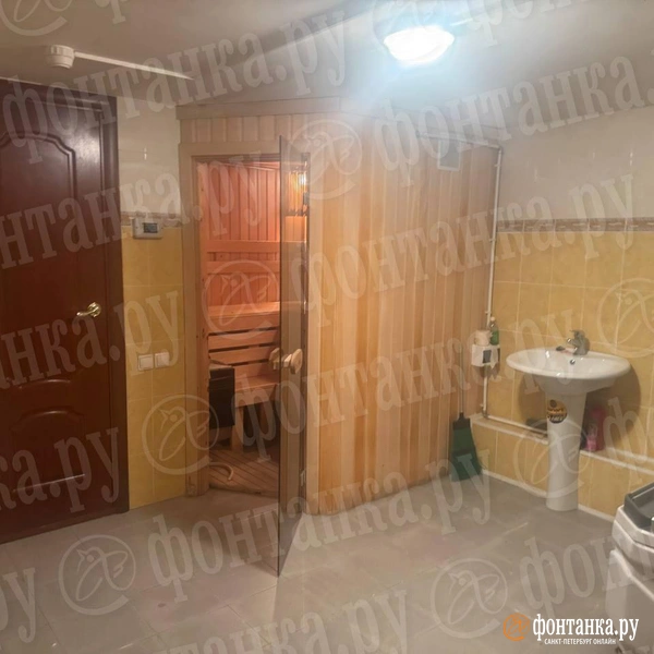 В подвале общежития университета художественных промыслов спилили дверь и нашли сауну | Источник: «Фонтанка.ру»