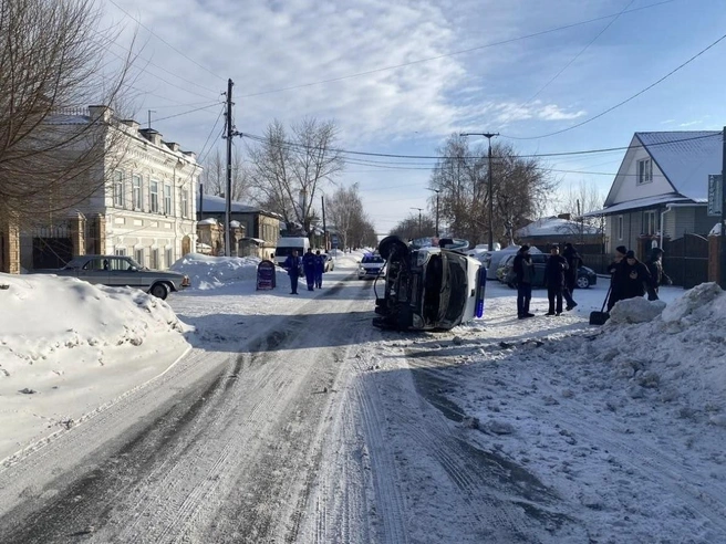 В салоне спецавтомобиля находились водитель, пациент и фельдшер. | Источник: Троицк / Vk.com