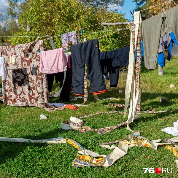 Ленты с названиями петард выкинуло на бельевые веревки | Источник: Александр Куренной / 76.RU