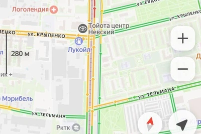 Перевернутый автомобиль перекрыл трамвайные пути в Петербурге