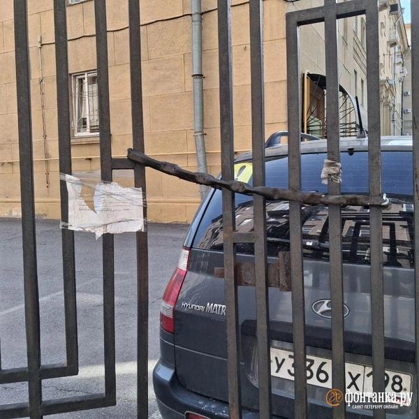 На воротах можно заметить ошибочное уведомление о демонтаже, на нем указан другой адрес | Источник: Анна Мотовилова / FONTANKA.RU