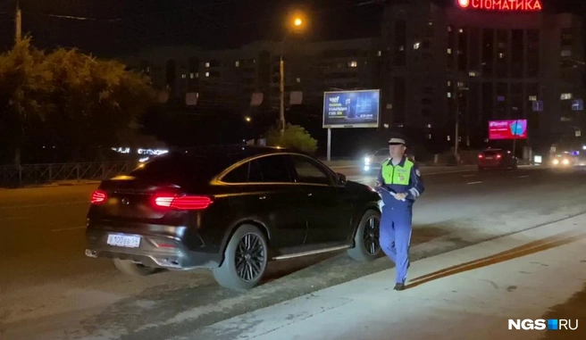 К обочине «прижался» и автомобиль с госзнаками серии ВВВ. Несколько лет назад НГС рассказывал, кто ездит на первой пятерке таких автомобильных номеров | Источник: Анастасия Хрипушина/NGS.RU