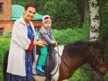 Эвелина Бледанс развивает сына иппотерапией
