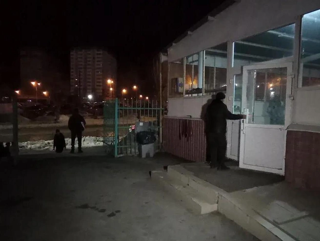 В утренние часы у мечети не было большого скопления людей, перекрытия дорог не потребовалось. | Источник: ТА «Ночные новости»