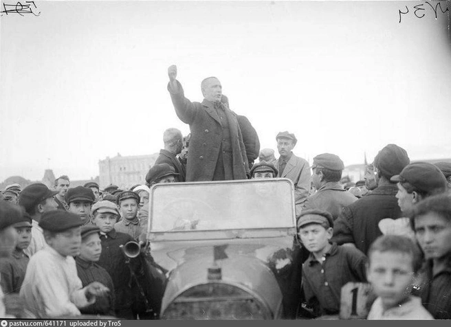 Машину окружили люди | Источник: pastvu.com
