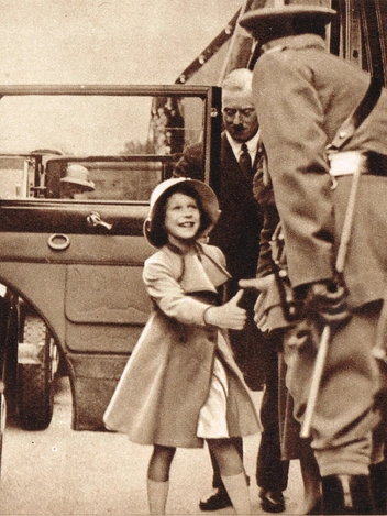 Принцесса Елизавета приветствует офицера гвардии, 1935