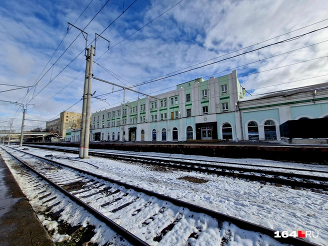 В Саратове даже железнодорожный вокзал в таком состоянии, что уехать из города трудно | Источник: Виктория Федорова / 164.RU