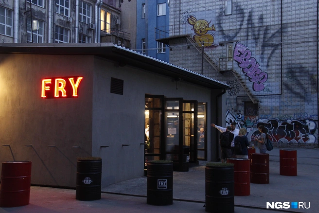 Теперь стена в этом дворике на Советской, 18 закрашена | Источник: Станислав Соколов / NGS.RU