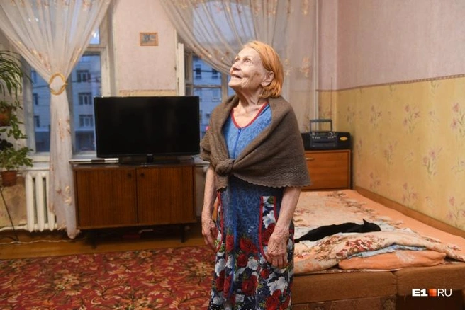 На фото выше в квартире горит свет, вот та самая квартира и ее хозяйка Нина Ивановна | Источник: Артем Устюжанин / E1.RU