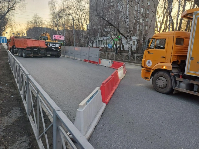 На месте провала работает строительная техника и специалисты | Источник: «Тюменьводоканал»