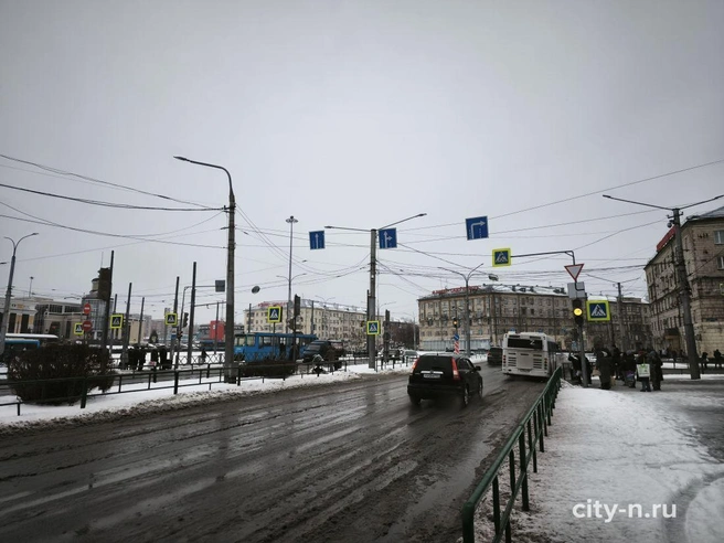 Дорожные знаки, регулирующие движение на перекрёстке