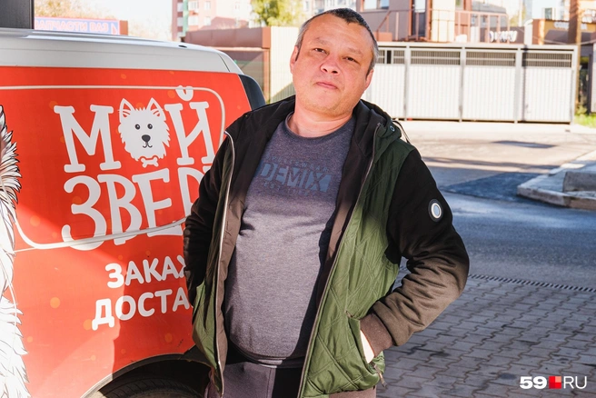 Сергей тоже столкнулся с дефицитом бензина на определенных АЗС | Источник: Тимофей Калмаков / 59.RU 