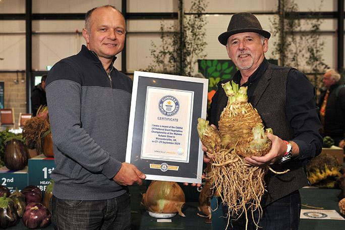 Грэм с овощем-победителем в 2024 году  | Источник: guinnessworldrecords.com